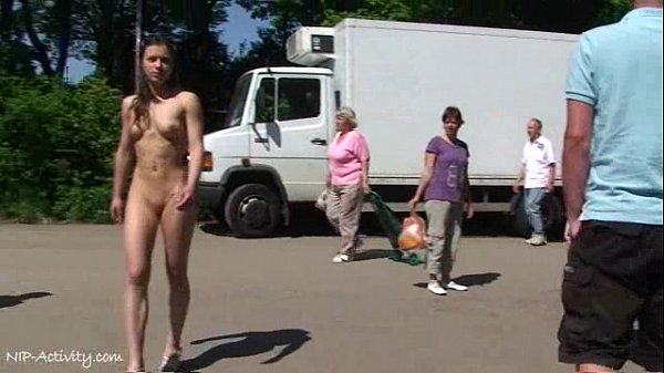 Juillet – Une jolie nana allemande nue dans les rues publiques