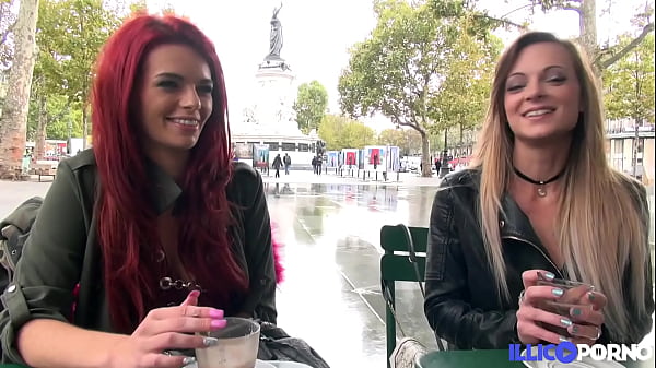 Tiffany aide la sexy Lily à se servir de deux bites